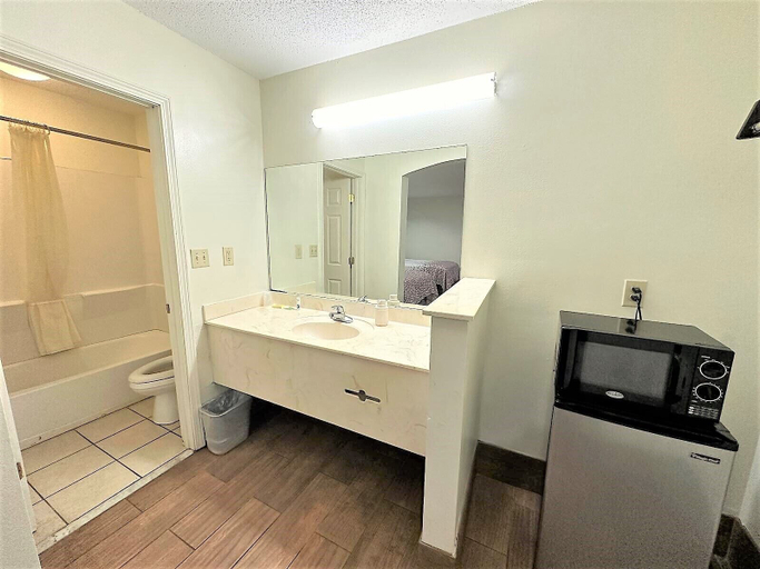 Bathroom 5, Budget Inn, Tuscaloosa
