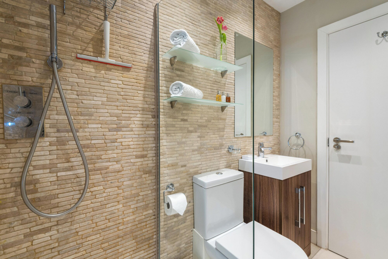 Bathroom 4, Stylish Fulham Flat With Patio by Underthedoormat, London