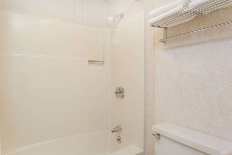 Bathroom 4, Days Inn by Wyndham Wilkes Barre, Luzerne