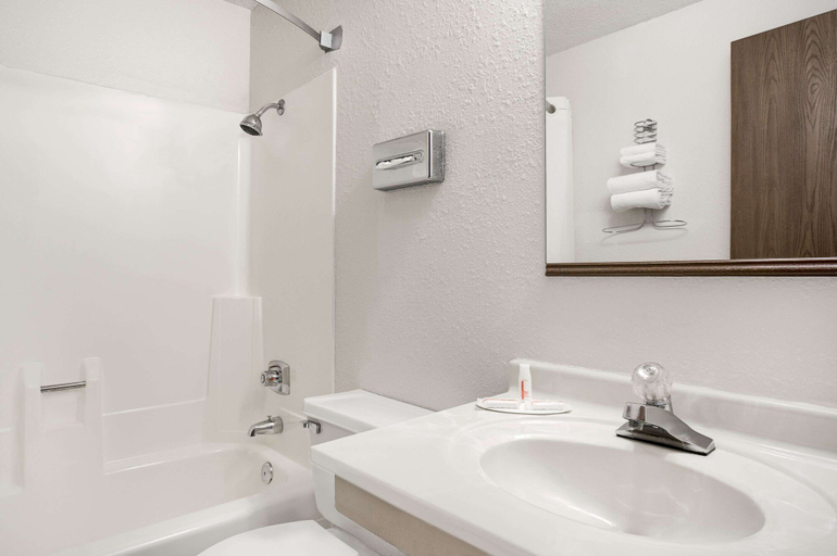 Bathroom 5, Super 8 by Wyndham Willmar, Kandiyohi