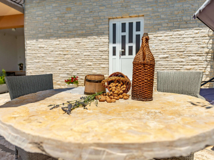 Food & Drinks 5, Holiday Home in Lisicic with Pool, Benkovac