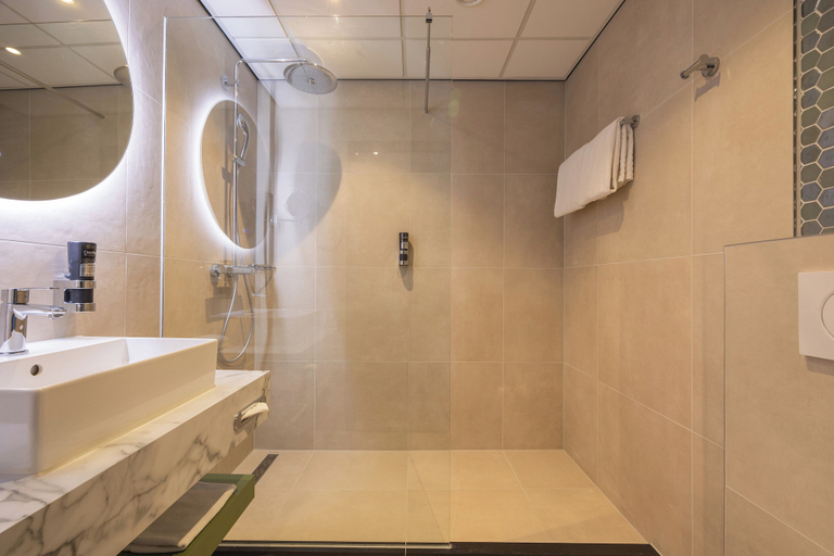Bathroom 3, Leonardo Hotel Breda City Center, Breda