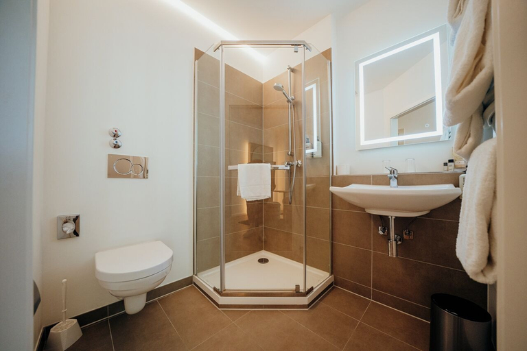 Bathroom 4, guestified. BARBAROSSA Hotel, Mettmann