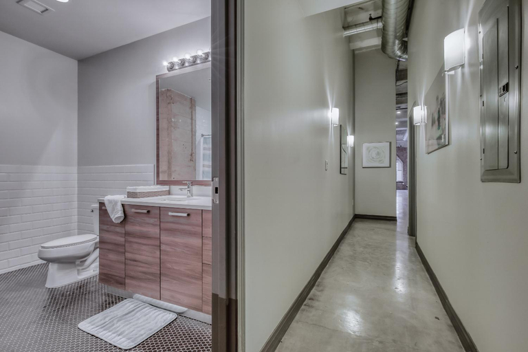 Bathroom 5, Luxury Downtown Dallas Stay by Amyfinehouse, Dallas