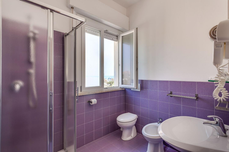Bathroom 3, Hotel Blues, Ravenna