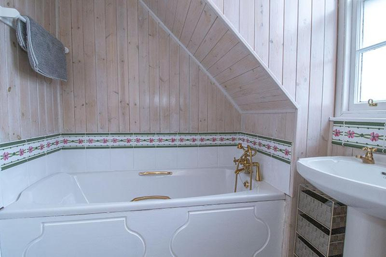 Bathroom 3, Craigievern Holiday Cottage, Stirling