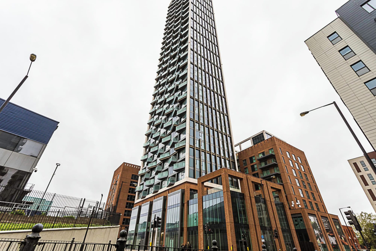 Exterior & Views 2, Modern Flat With City View in Acton, London