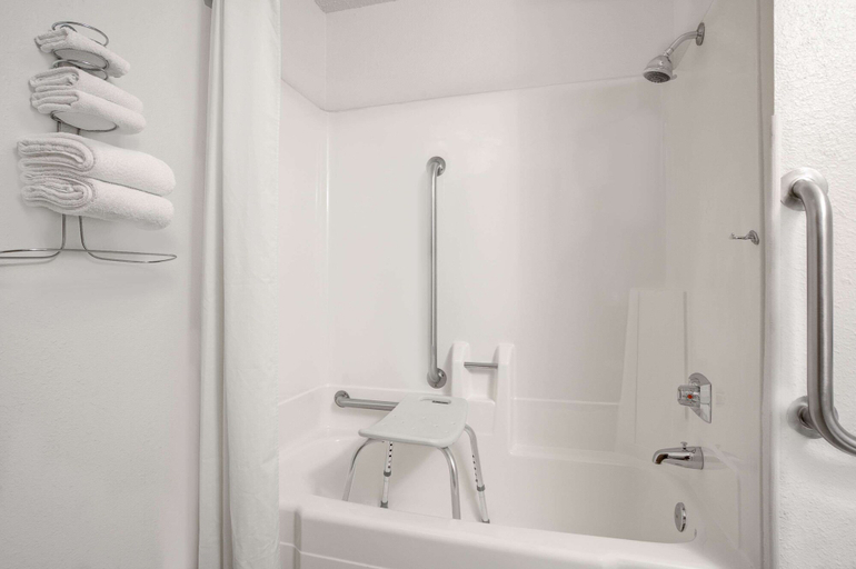 Bathroom 5, Super 8 by Wyndham Willmar, Kandiyohi
