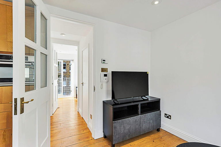 Others 5, One-bedroom Abode With A Balcony In Central London, London