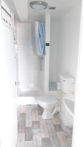 Bathroom 3, Blue Room Hostel Newquay, Cornwall