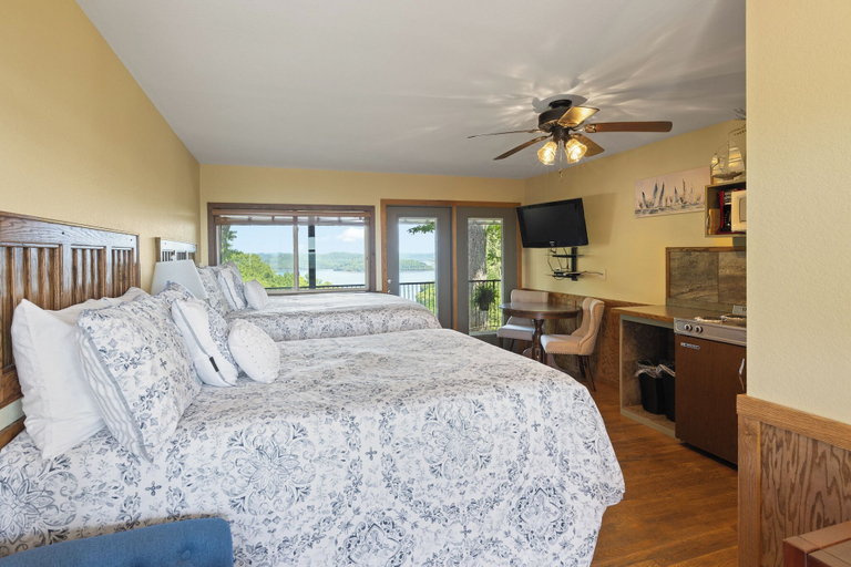 Bedroom 2, Roadrunner Inn and Log Cabins, Benton