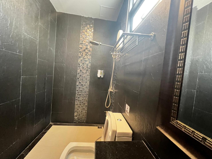 Bathroom 3, Srisawara Casa Hotel, Mueang Krabi
