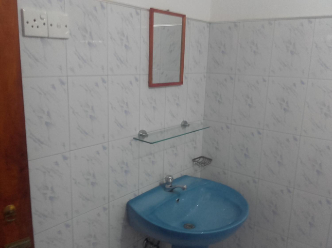 Bathroom 5, Virajs Garden Guesthouse, Tangalle