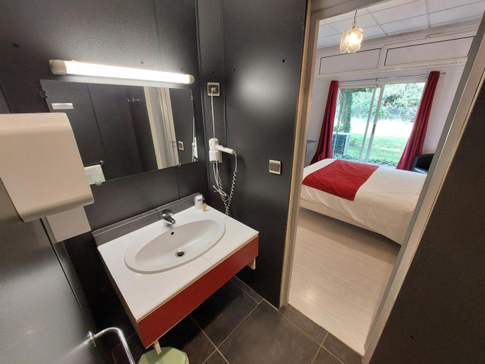 Bathroom 3, Logis Hotels - Hotel et Restaurant Le Relais des Garrigues, Tarn-et-Garonne