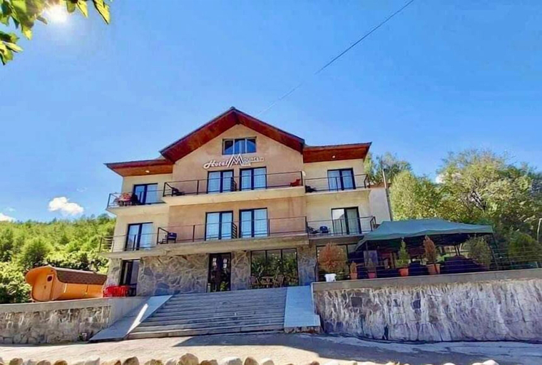Exterior & Views