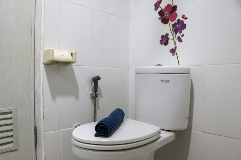 Bathroom 5, Modern Look Studio Room at Westmark Tanjung Duren Apartment By Travelio, Jakarta Barat