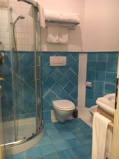 Bathroom 3, La Conchiglia, Latina