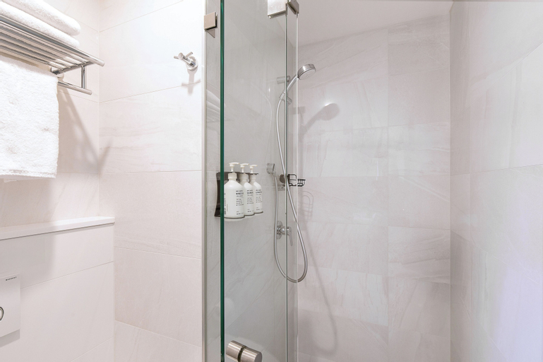 Bathroom 16