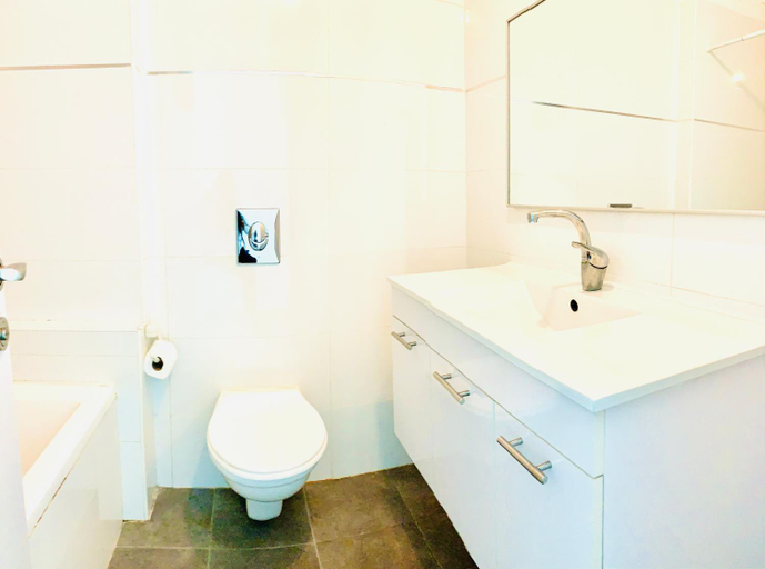 Bathroom 2, Sea Breeze Apartments