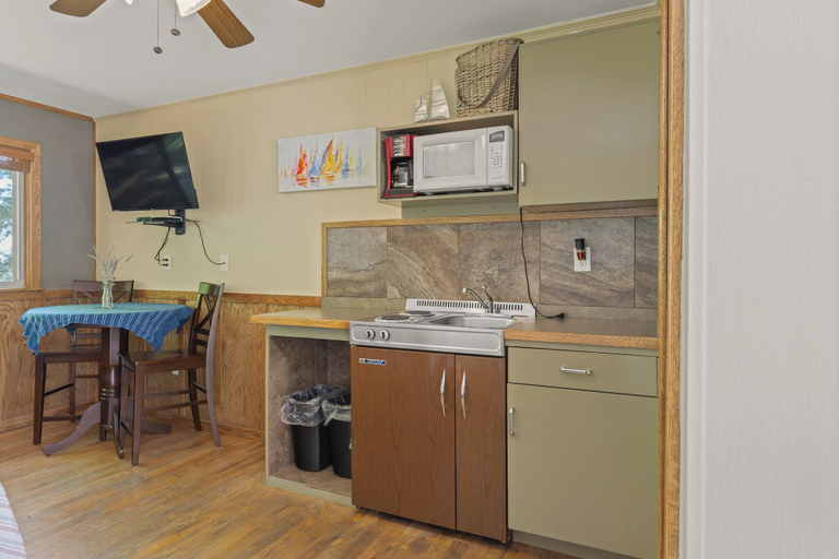 Others 5, Roadrunner Inn and Log Cabins, Benton