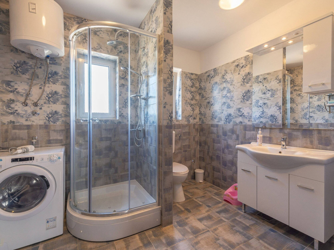 Bathroom 4, Holiday Home in Lisicic with Pool, Benkovac