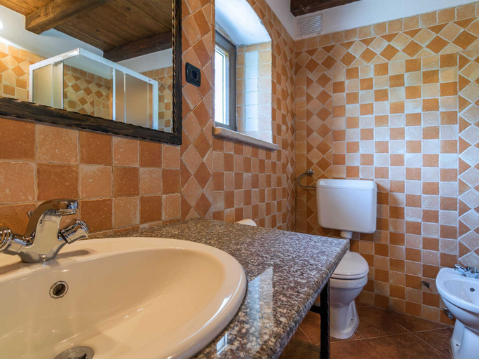 Bathroom 4, Spacious Villa in Tinjan With Pool, Tinjan