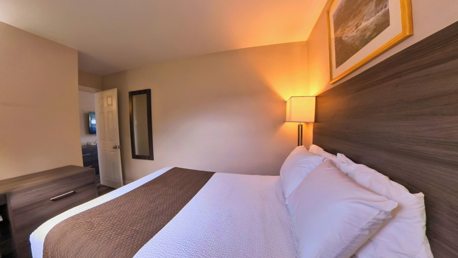Bedroom 2, Maple Leaf Inn & Suites, Bruce