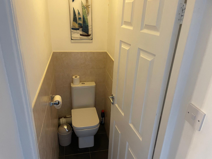 Bathroom 4, River House 2BR 1 Bathroom & Downstairs Toilet Parking St Neots Town Centre, Cambridgeshire