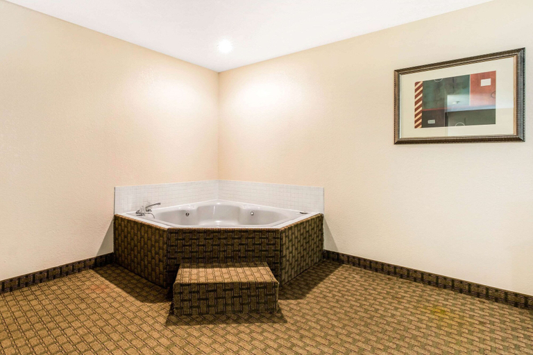 Bathroom 4, Quality Inn Batesville, Panola
