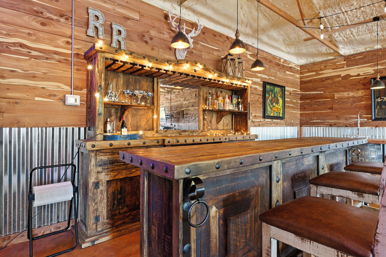 Food & Drinks 3, Roadrunner Inn and Log Cabins, Benton