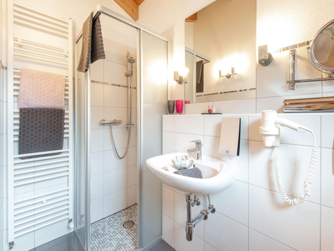 Bathroom 2, Well-kept Apartment in a Central Location, Imst