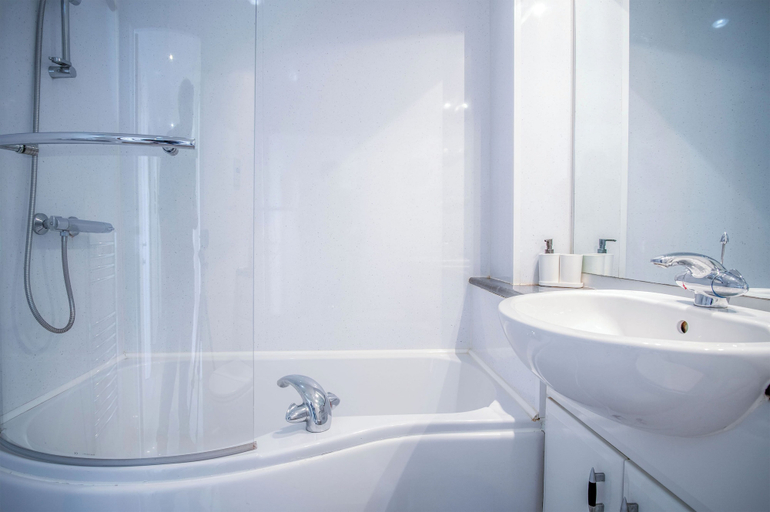 Bathroom 3, Beach View - 2 Bed Apartment - Llanelli, Carmarthenshire