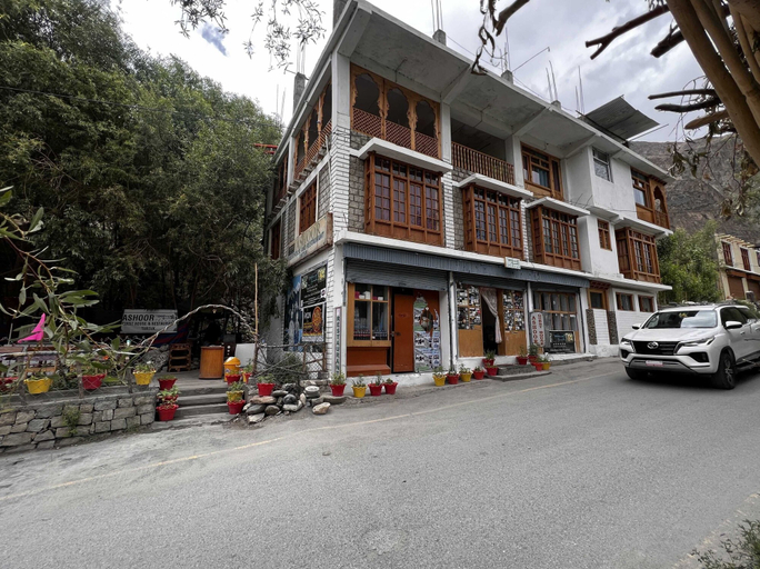 Exterior & Views