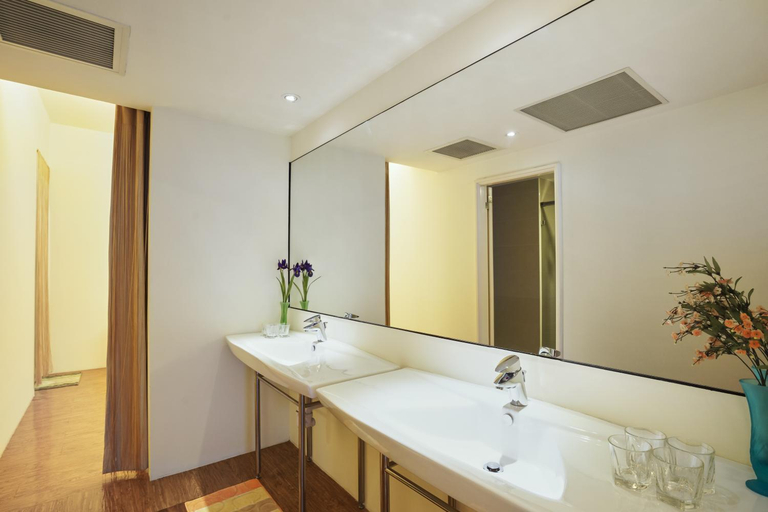 Bathroom 4, Island Hearth Sun Moon Lake, Nantou