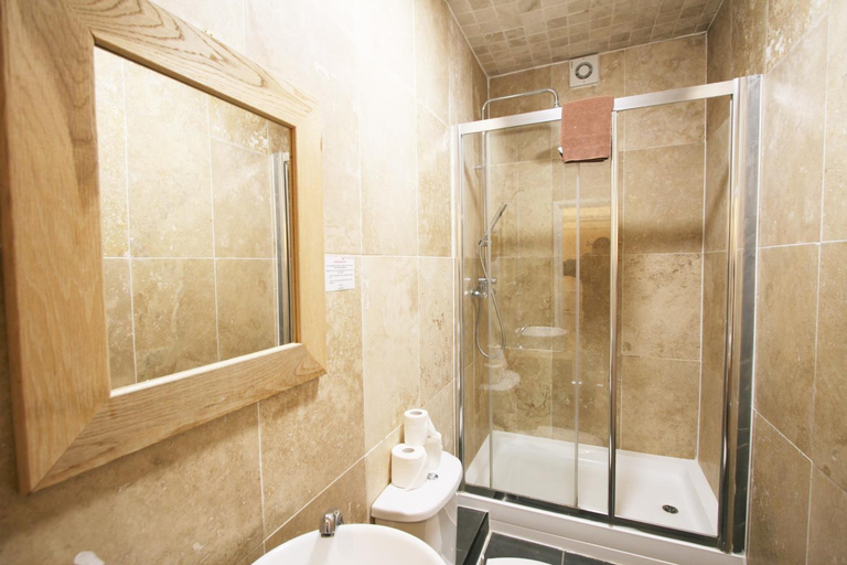 Bathroom, Central Studios Albion Street, Gloucestershire
