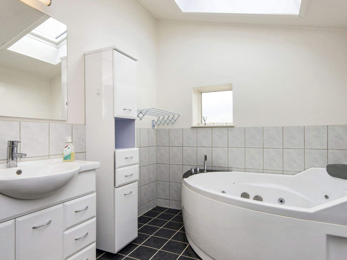 Bathroom 3, Vintage Holiday Home in Struer near Open Field, Struer