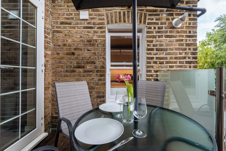 Others 5, Stylish Fulham Flat With Patio by Underthedoormat, London