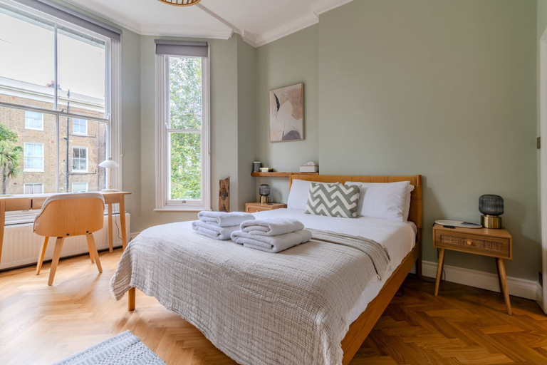 Bedroom 3, Newly Renovated One Bedroom Kensington Flat, London