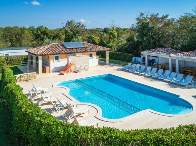 Sport & Beauty, Mobile Home in Banjole With Pool Near Beach, Medulin
