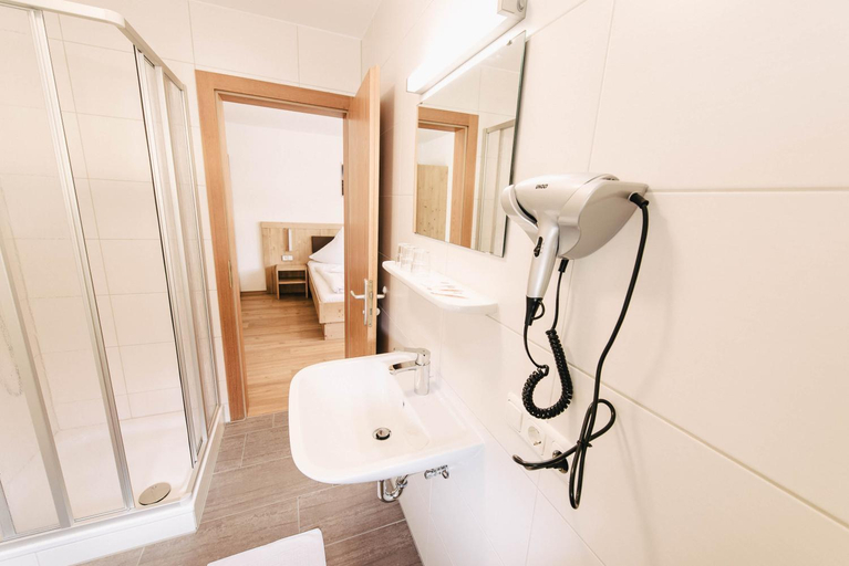 Bathroom 5, Gasthof Metzgerei Linsmeier, Deggendorf