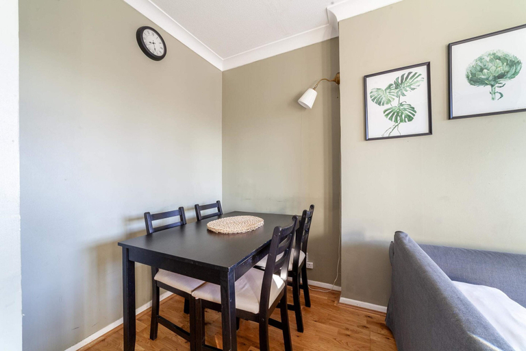 Others 4, Bright and Cosy Apartment in South London, London