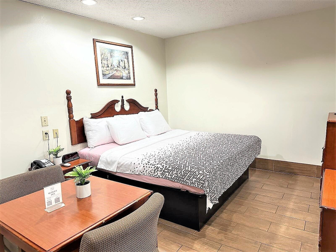 Bedroom 3, Budget Inn, Tuscaloosa