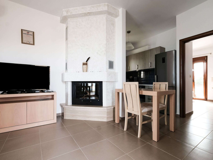 Others 4, Sun-kissed Villa in Latsimas With Pool, Crete