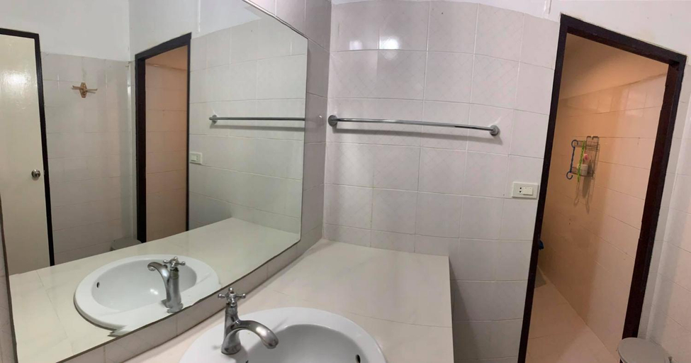 Bathroom 3, Sunshine Guest House, Hua Hin