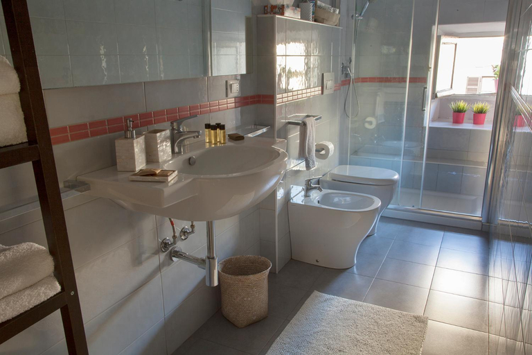 Bathroom 4, Palazzo Bellini, Torino
