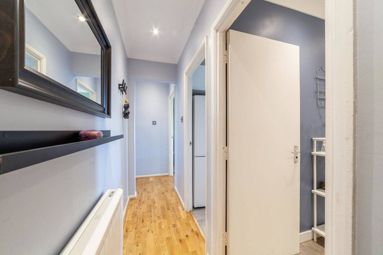 Others 5, Bright and Cosy Apartment in South London, London