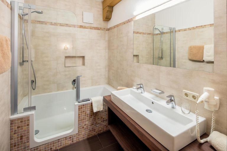 Bathroom 3, Hotel Komperdell, Landeck