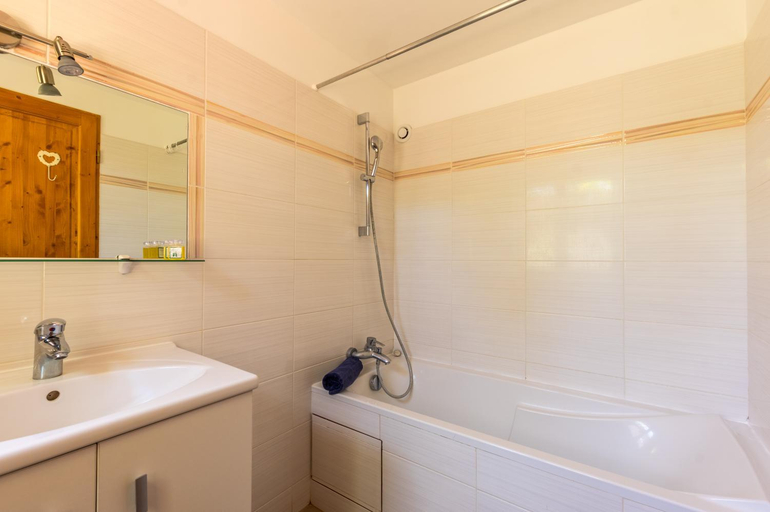 Bathroom 3, Le Mas de Riri, Hérault