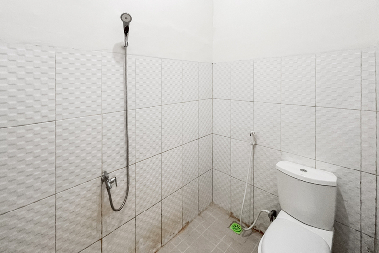 Bathroom 3, Graha Dirham Mitra RedDoorz, Musi Banyuasin