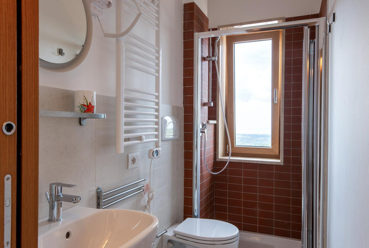 Bathroom 4, TerraCieloMare Apartments, Bari